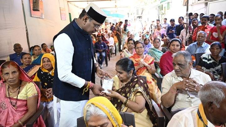 मंत्री श्री सारंग ने लाभार्थियों को वितरित किए मुख्यमंत्री तीर्थ-दर्शन यात्रा के टिकट